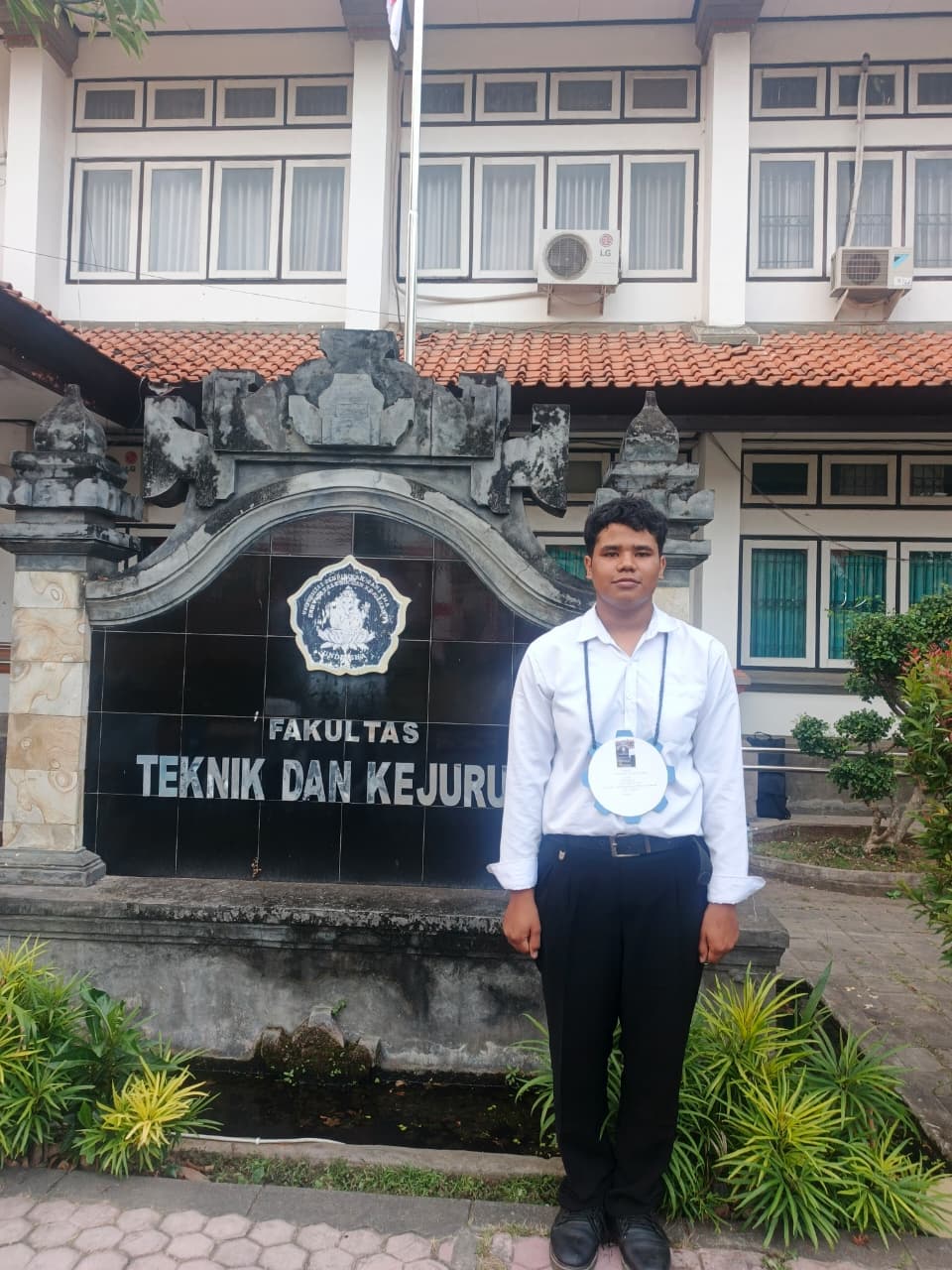 Aquilirius Steyn Gala Du'a di depan gedung Fakultas Teknik dan Kejuruan